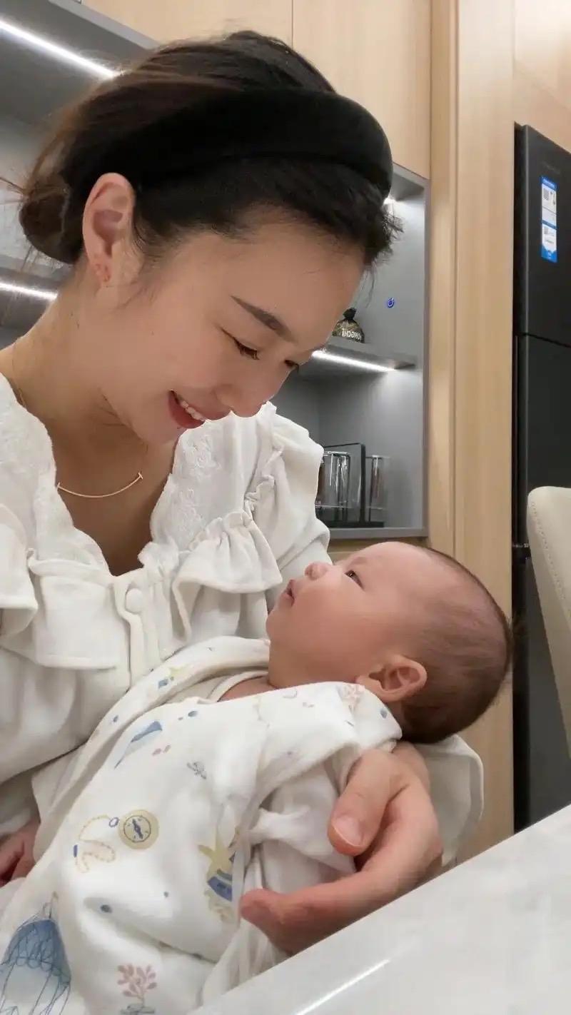 我部门张姐就一个宝贝女儿，从小富养到大，琴棋书画样样精通，一路学霸读到浙大博士，