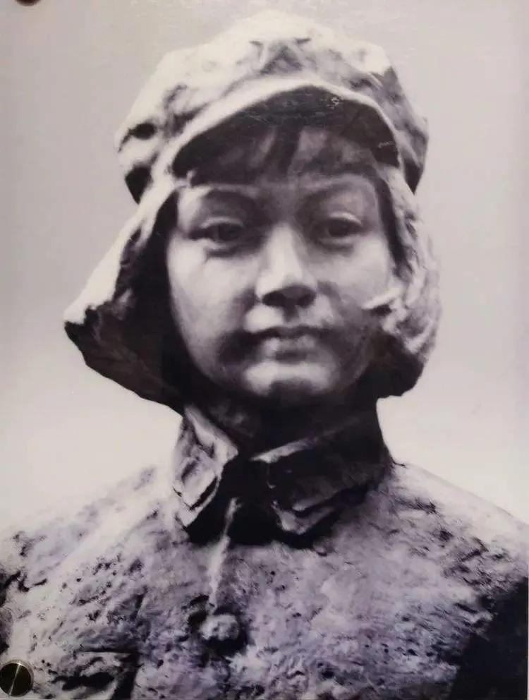 1929年，此时朱德和妻子正在吃饭，突然，敌军踹门而入，“抓住朱德！”妻子灵机一