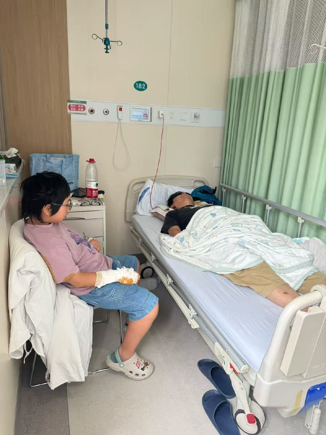 图二给我笑晕了，卷毛妈妈去送饭拍的，不知道的还以为是卷毛爹住院[微笑][微笑][微笑]男孩子的威力太