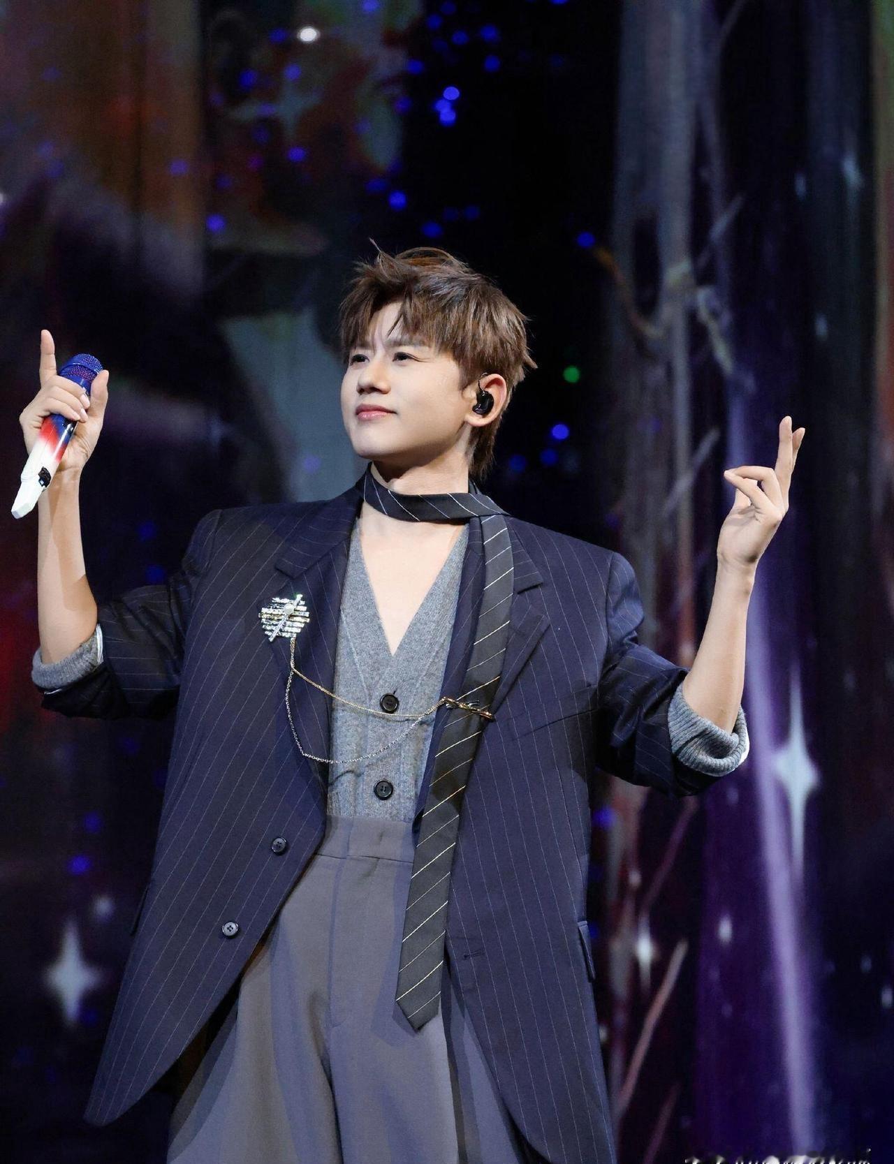 张杰捅破了饭圈最大的窗户纸。他直接宣布，退出所有需要粉丝花钱、花时间去投票打榜