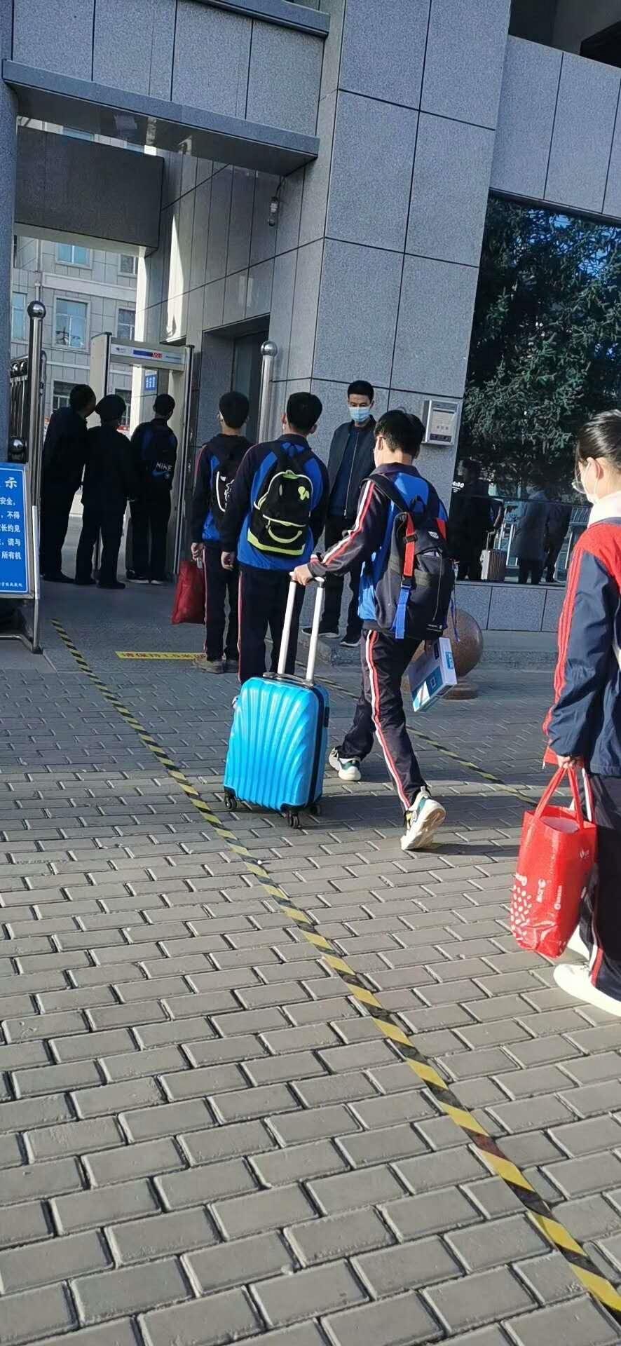 开学了！不敢相信老大高中5800！老二初中4200！老三幼儿
