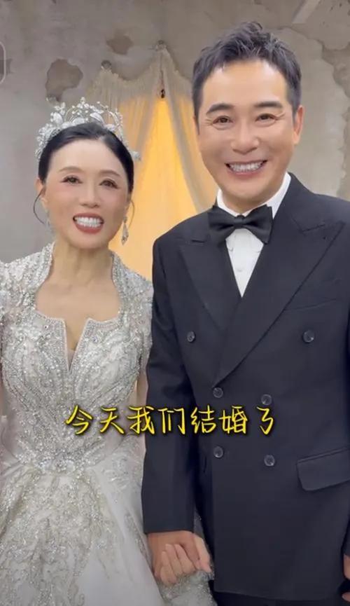 63岁艺术家吴琼与48岁丈夫近日拍摄婚纱照，镜头下两人依偎浅笑，岁月沉淀的温柔与