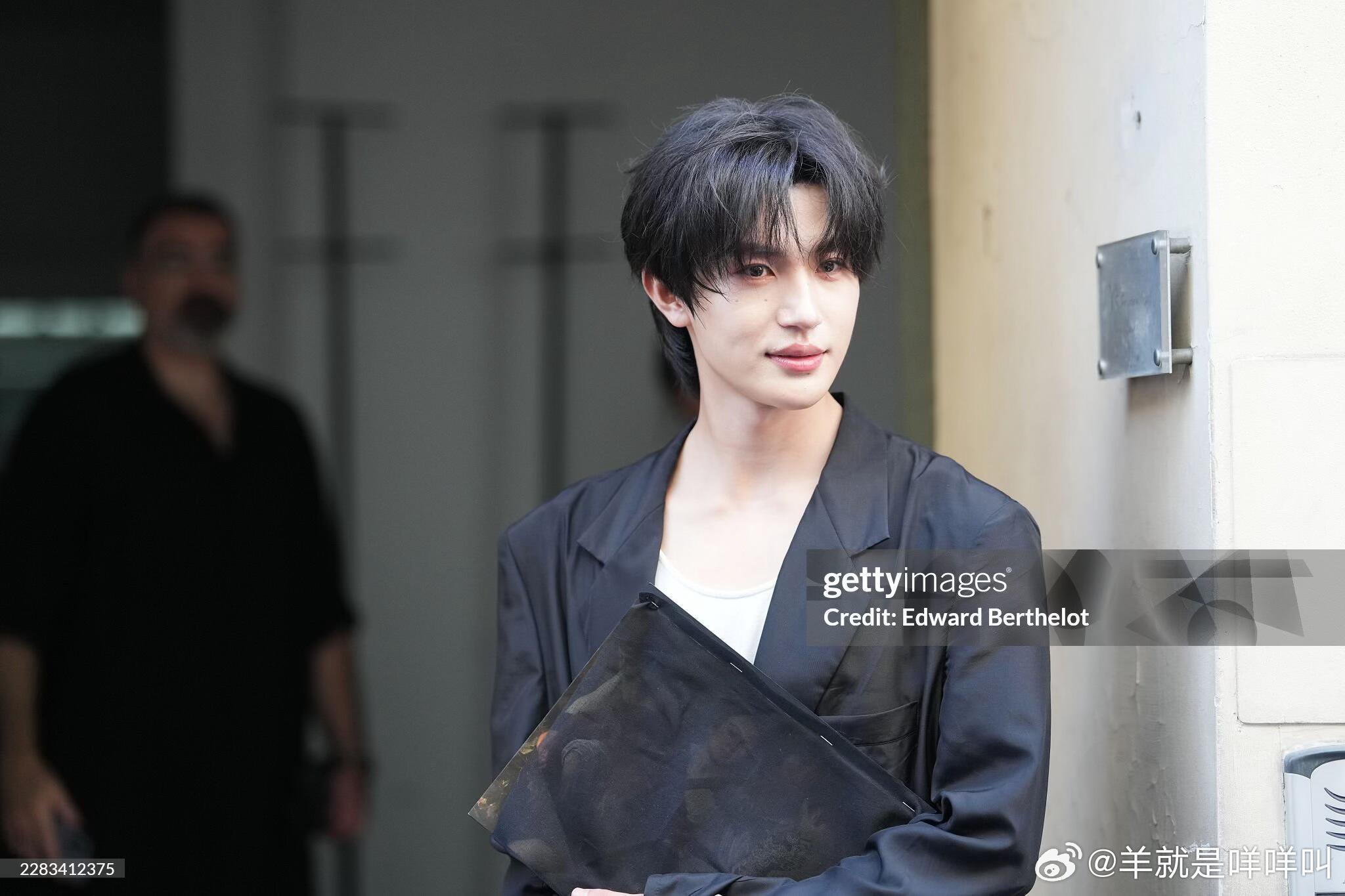 张翅家人们刷到一组短国男流量张翅的巴黎时装周的g社生图我感觉还行诶