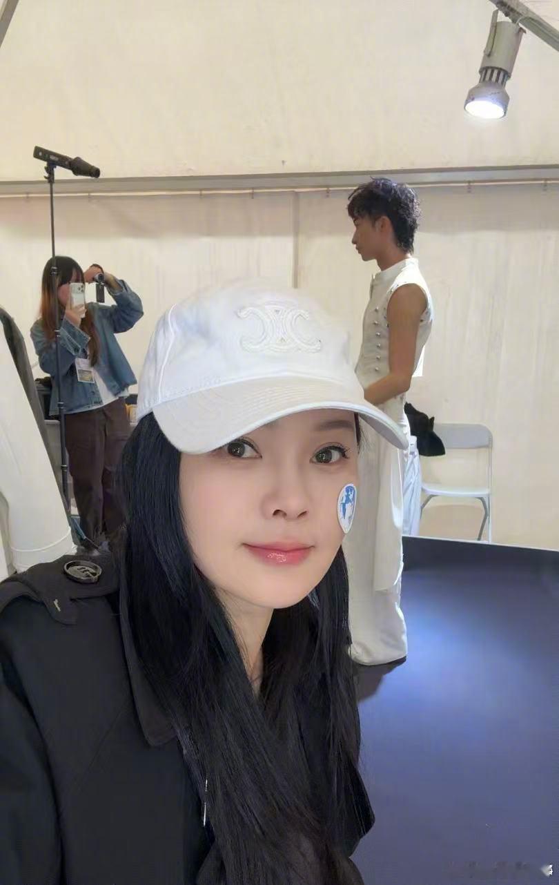 伊能静说最好的情人是自己伊能静不愧是人生导师，爱自己、惜家人，简单的话语藏着最