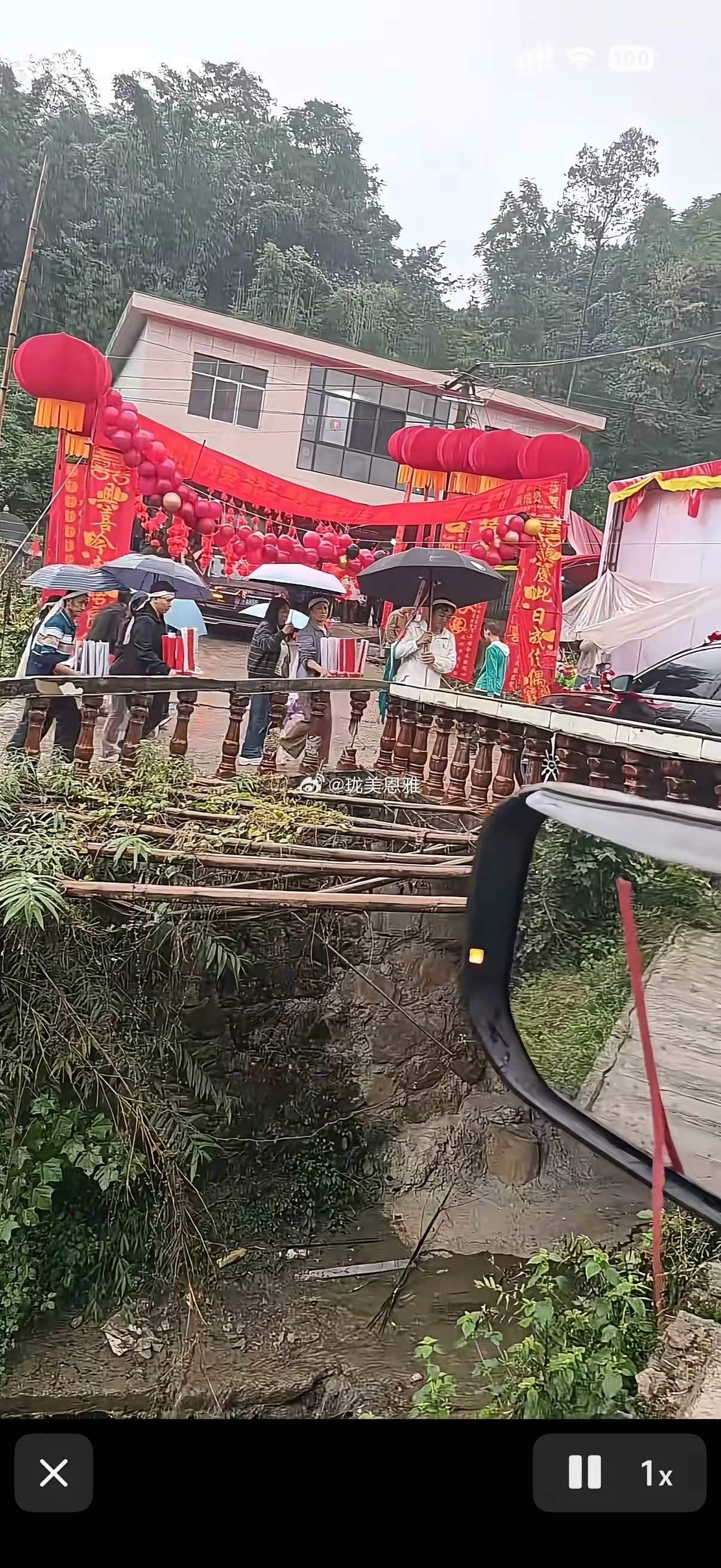 云南某村，红白喜事遇到一起因同一时间出殡和迎亲双方因为过桥而相互不退让最后喜事让