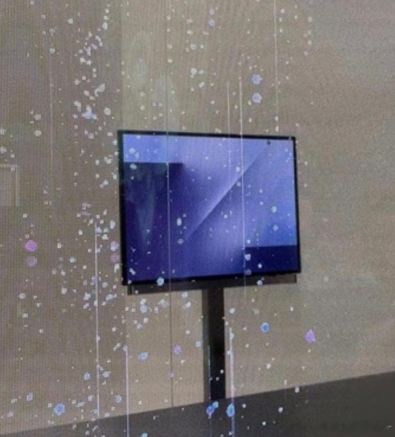 三星三折叠屏实机曝光深夜看到一个消息，三星首款三折叠屏手机真机曝光，采用内折叠设