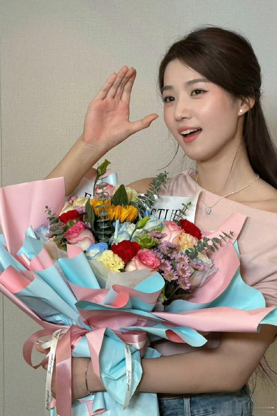 卢昱晓折月亮杀青特辑vlog卢昱晓云厘杀青快乐！期待早日见面～多多期待我们折月亮