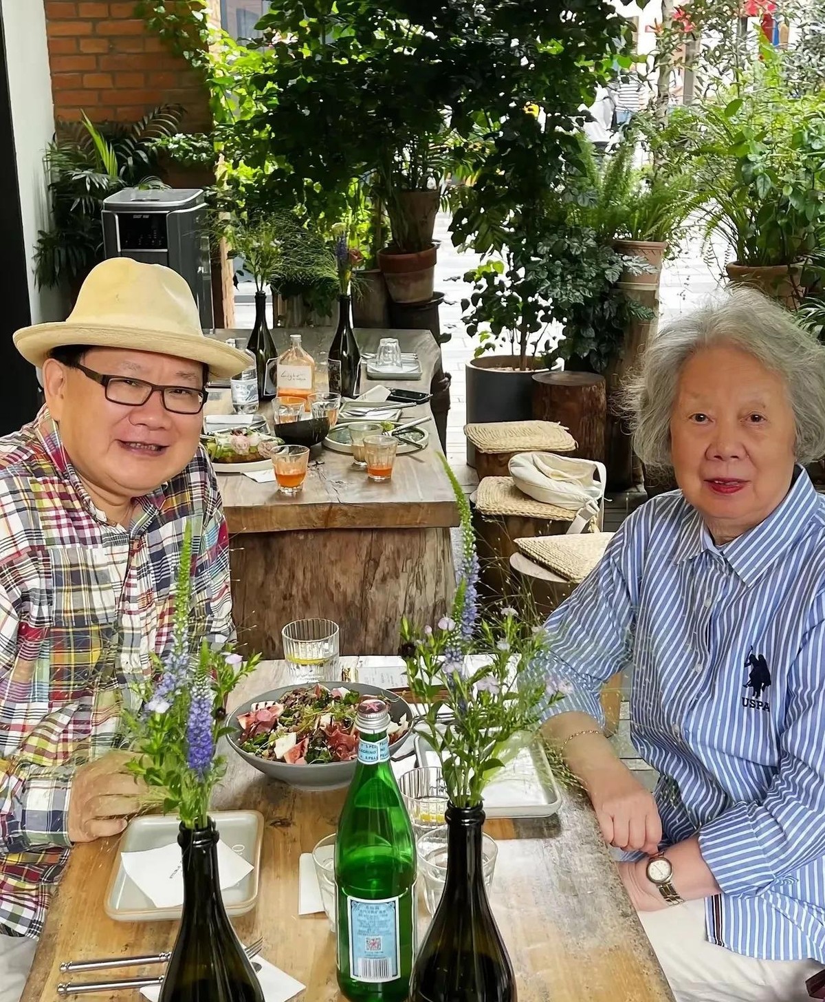 曹可凡63岁还能陪着90多岁的老母亲吃顿午饭，这画面比任何节目都动人。照片里母子俩坐在家中旧木餐桌前