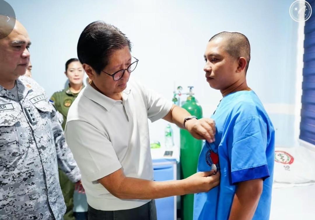 菲律宾被“开瓢”的那位士兵，已经成为菲律宾总统马科斯的座上宾，马科斯亲自前往医院