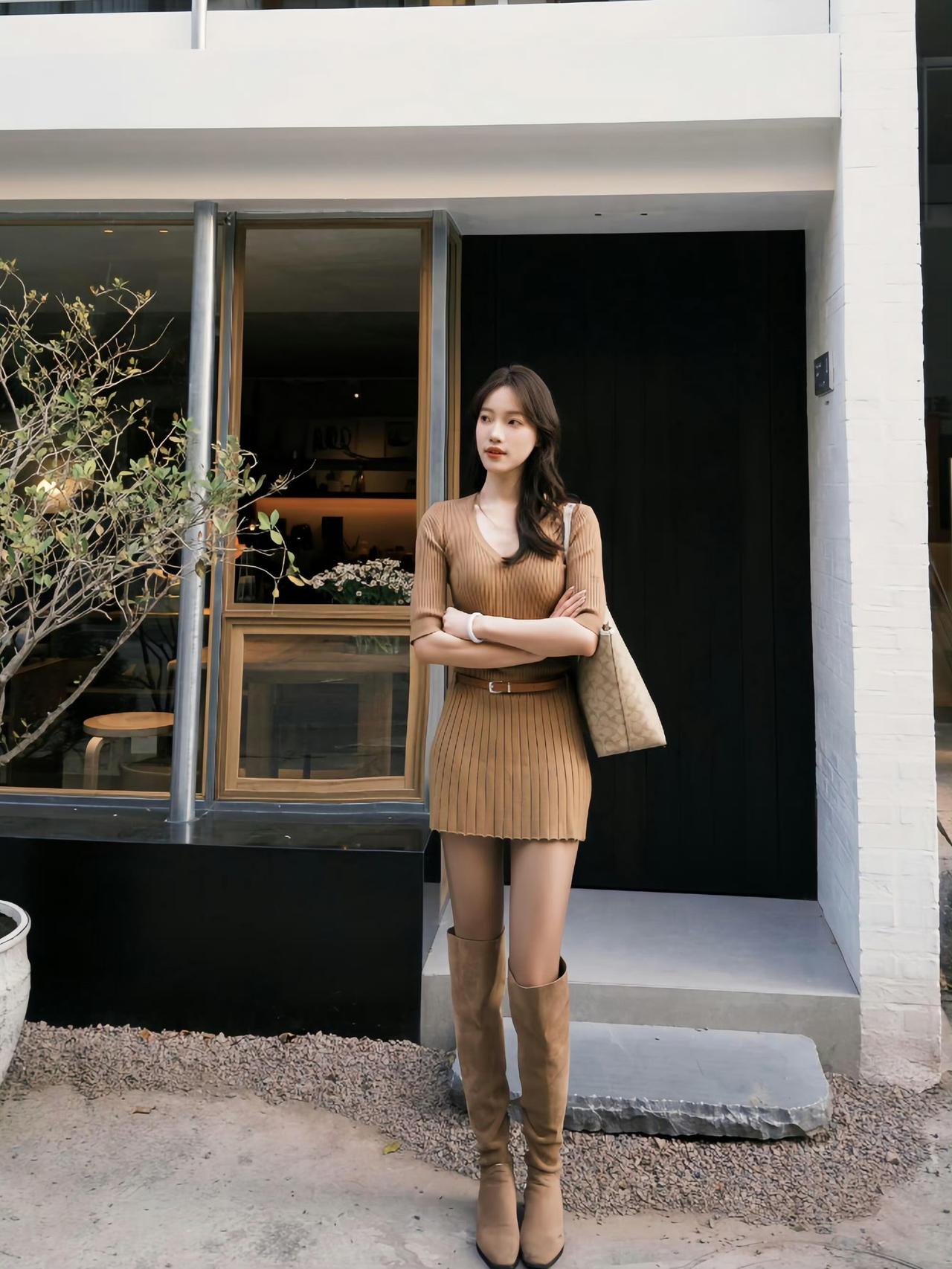 这套穿搭太有“温柔轻熟感”了！同色系的驼色针织裙+长靴自带高级氛围感，腰带勾勒出