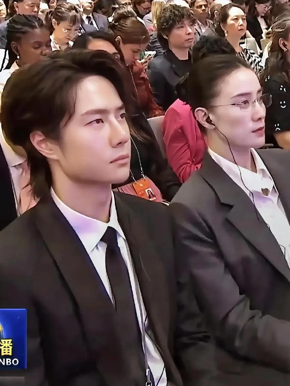 这是非静止画面，央视镜头中的王一博和宋佳！王一博这孩子还是经验少
