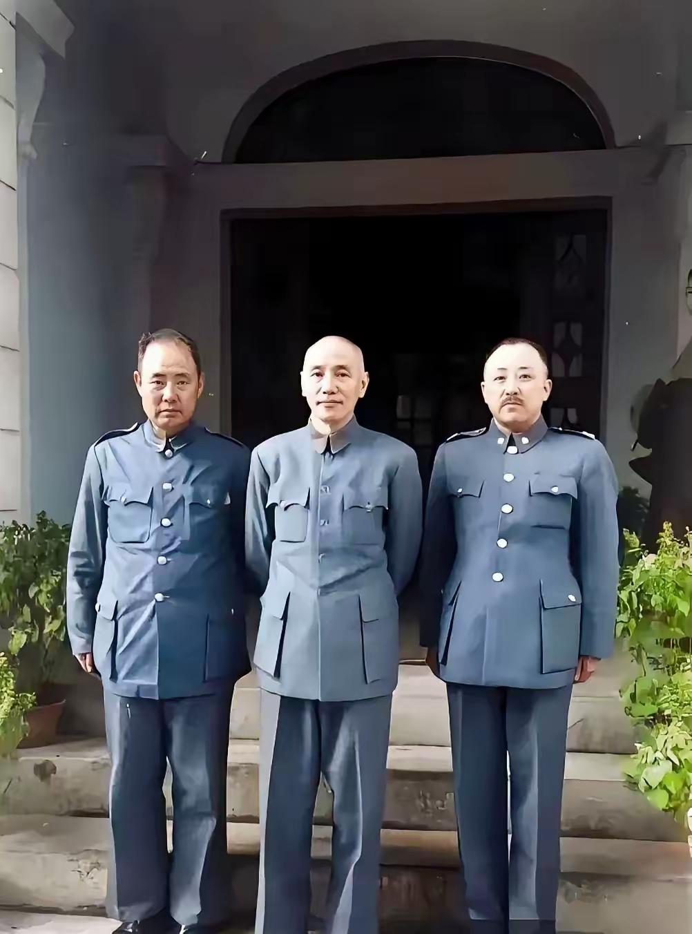 这张照片中的三人分别是傅作义（左）、蒋介石（中）、卫立煌（右），拍摄于1948年