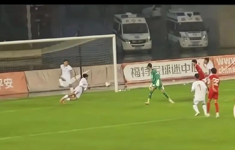 U16越南手球为啥不判？U16四国赛，其中国足在越南的禁区看到对方明显手