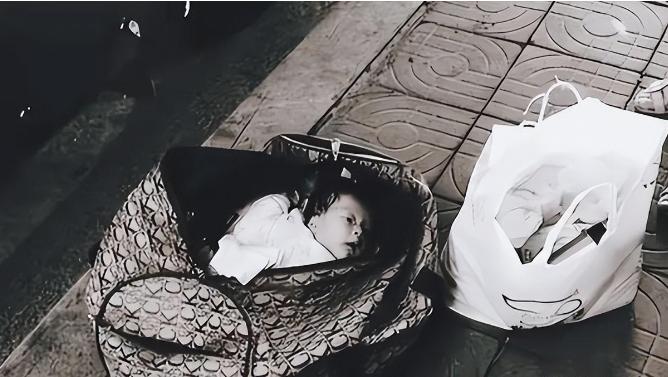 1992年，武汉小摊贩在菜场捡到2名女婴，为了给两个孩子更好的生活，他一生未婚，