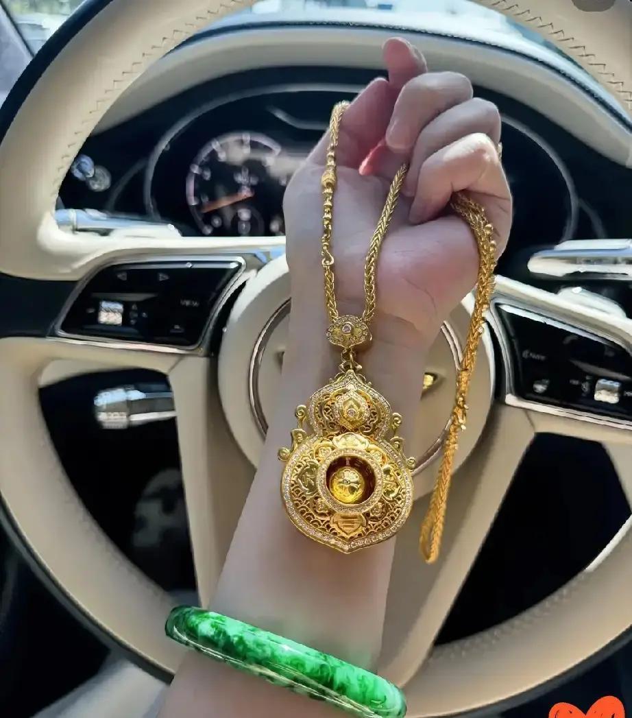 40克金葫芦戴不出去压脖子，还怕抢。网友刚把40克实心葫芦打上孔就后悔：地