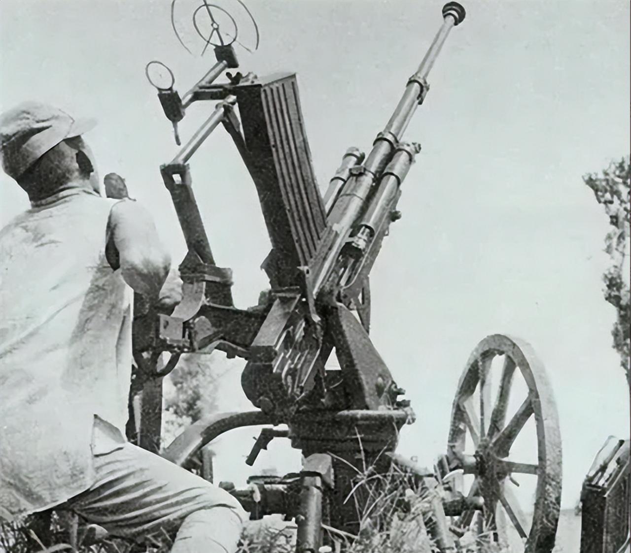 1942年，中国炮兵正在擦拭炮弹，见炮弹受潮，一个炮兵提议：“让我打一炮吧！”这