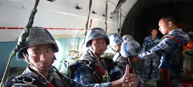 2008年汶川地震时，15名空降兵从5000米高空盲跳，下降途中，大校李振波发现
