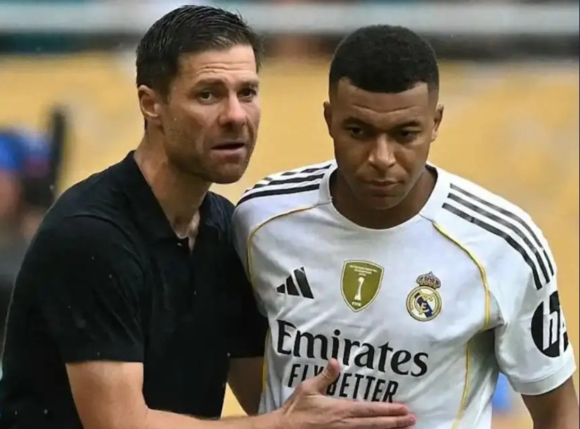 法国《队报》为姆巴佩鸣不平，称姆巴佩知道要是输给巴萨，阿隆索有可能会下课，虽然伤