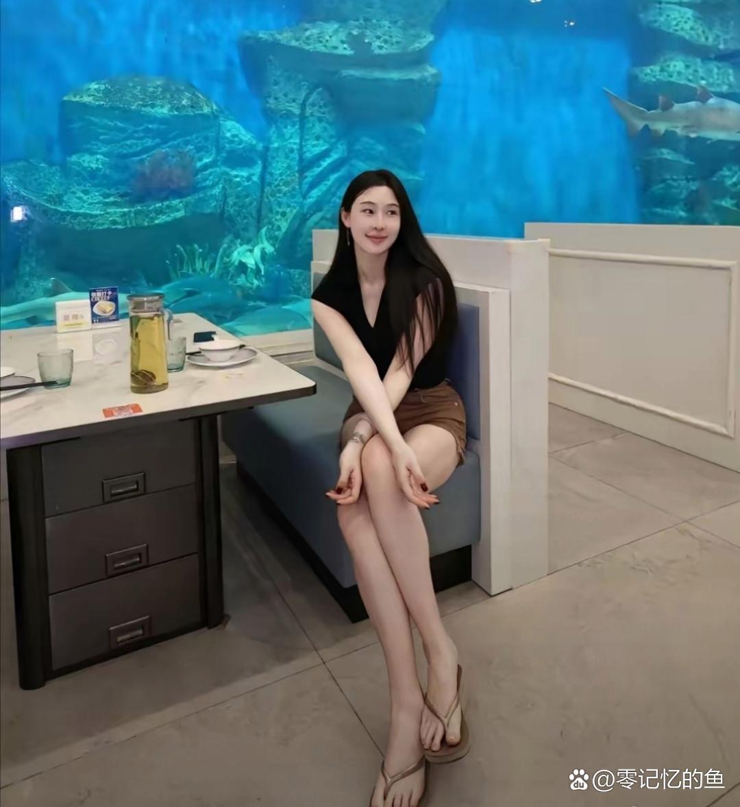 击剑运动员秦雪的腿可真长。