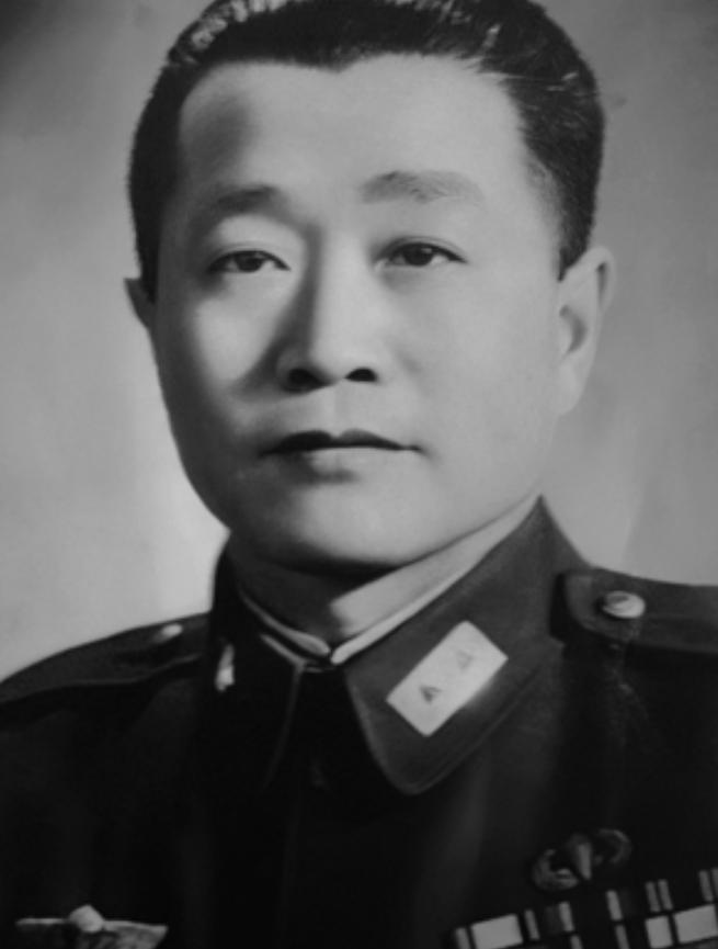 1927年，周恩来被捕。谁料，审讯他的人，竟是他的学生。他凑近周恩来，轻声说：“
