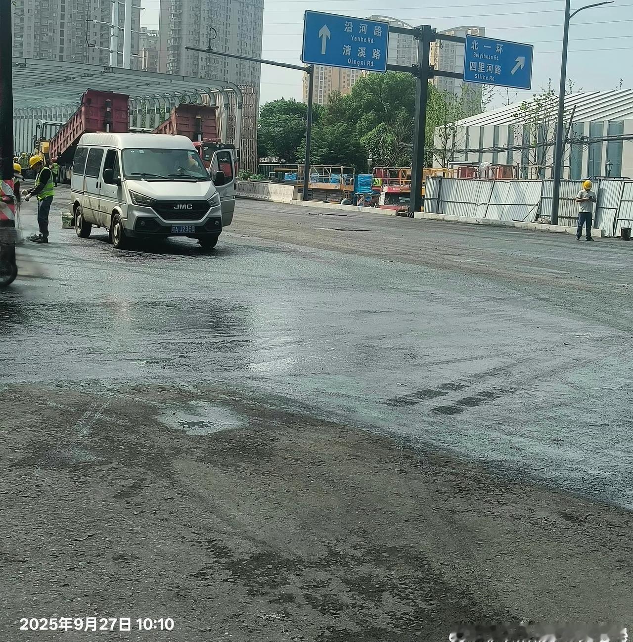 庐阳区肥西路上跨北一环工程路面开始铺沥青了应该是准备十一献礼了真不容易因