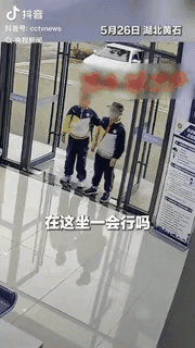 这俩小男孩火了！央视新闻都点赞转发了。湖北黄石，俩小男孩到派出所休息被投喂，结