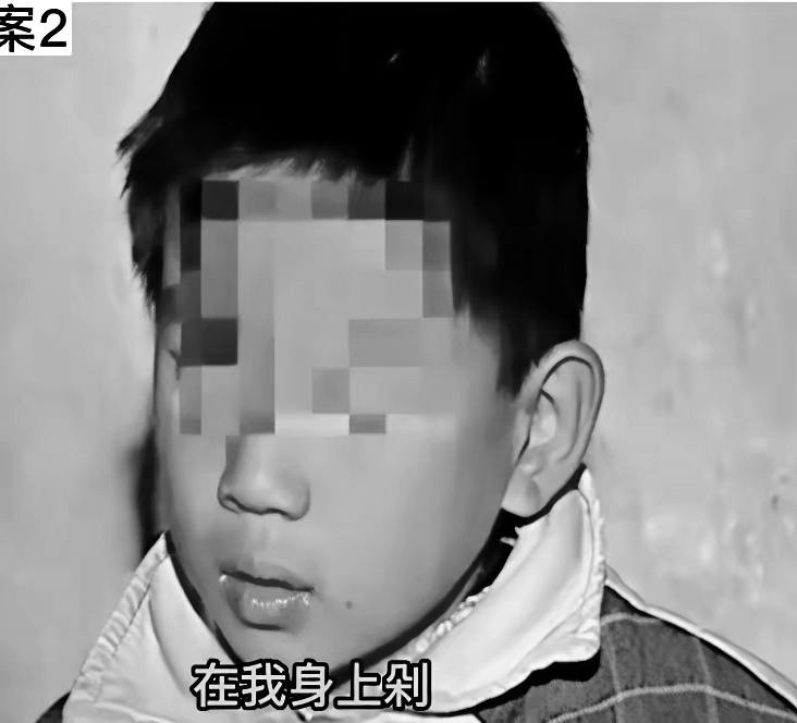 2003年，歹徒夜闯侯青青家，砍死她爹娘爷爷，11岁她带伤姐躲进衣柜。歹徒又