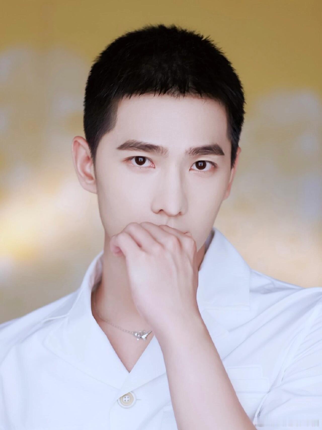 要不是寸头我以为杨洋呢寸头杨洋身上与身俱来的少年苏感，一般人是没有的​​​