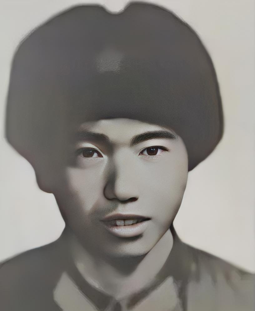 去年清明节我去云南边疆玩，在麻栗坡看见个军人墓地。石头碑上刻着