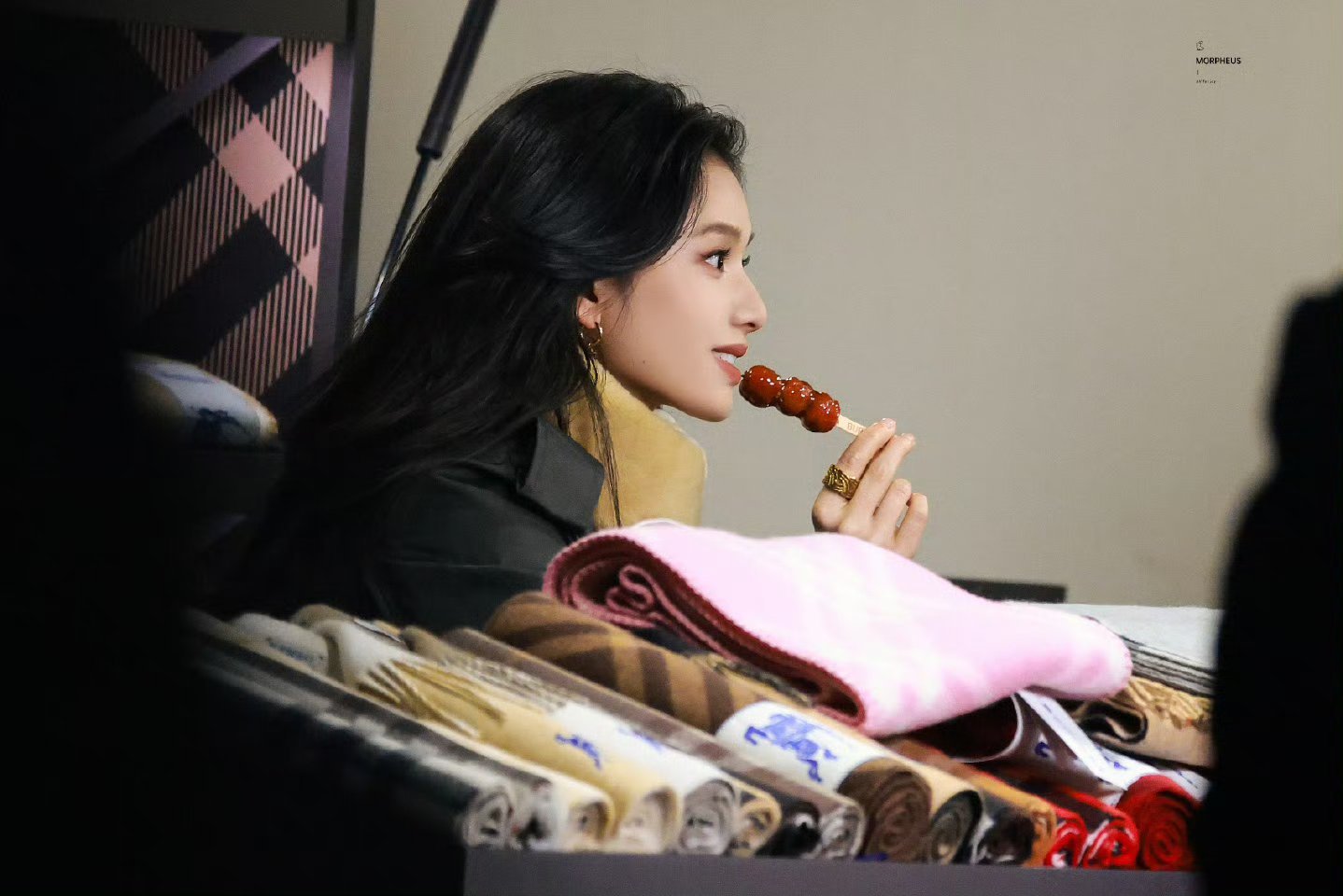 张婧仪仙下吸粉神器吧！线下被圈，此女是神。。这个围巾好好看