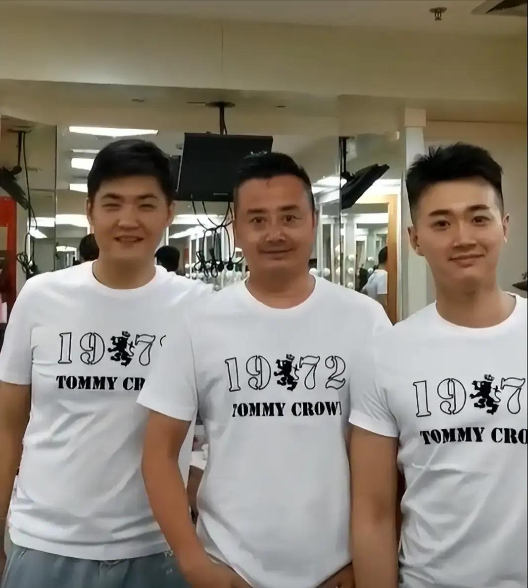 别光盯着闫学晶那件卖断货的卫衣，照片里真正的“王炸”，是那个2厘米的身高差和一句