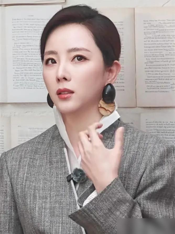 春晚连上9年，奶奶病危最后一面都见不上，李思思把央视的铁饭碗给砸了。你以为她