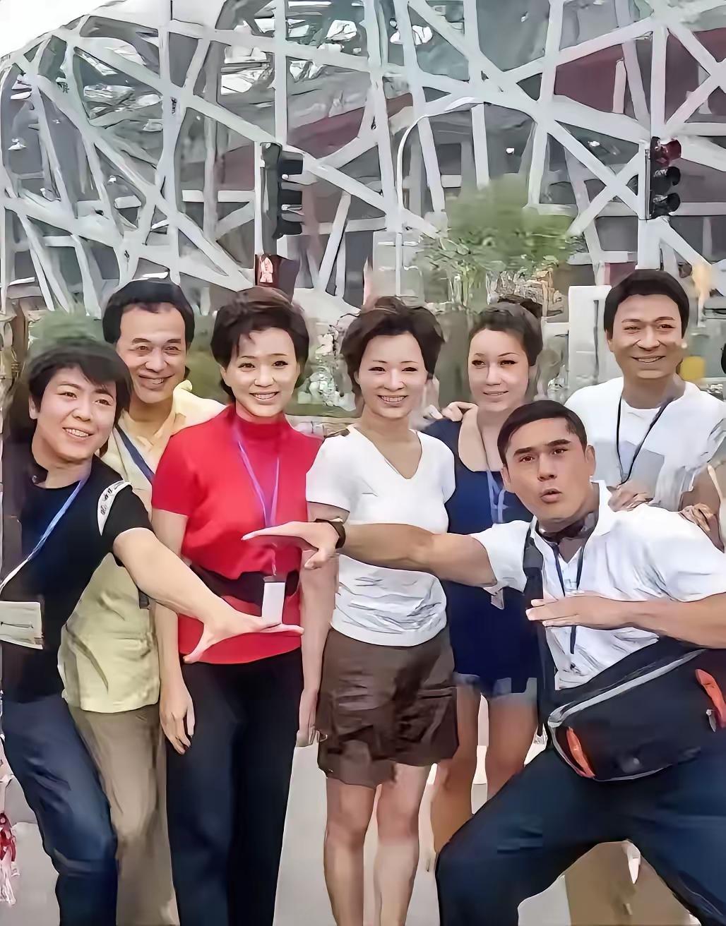 这么多名人，站在C位的一定是段位最高的，你能认出是谁吧？