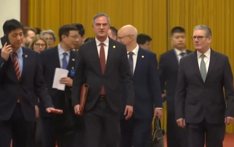 1月29日！英国首相斯塔默抵达人民大会堂参加会议！从曝光的画面我们可以看出，当