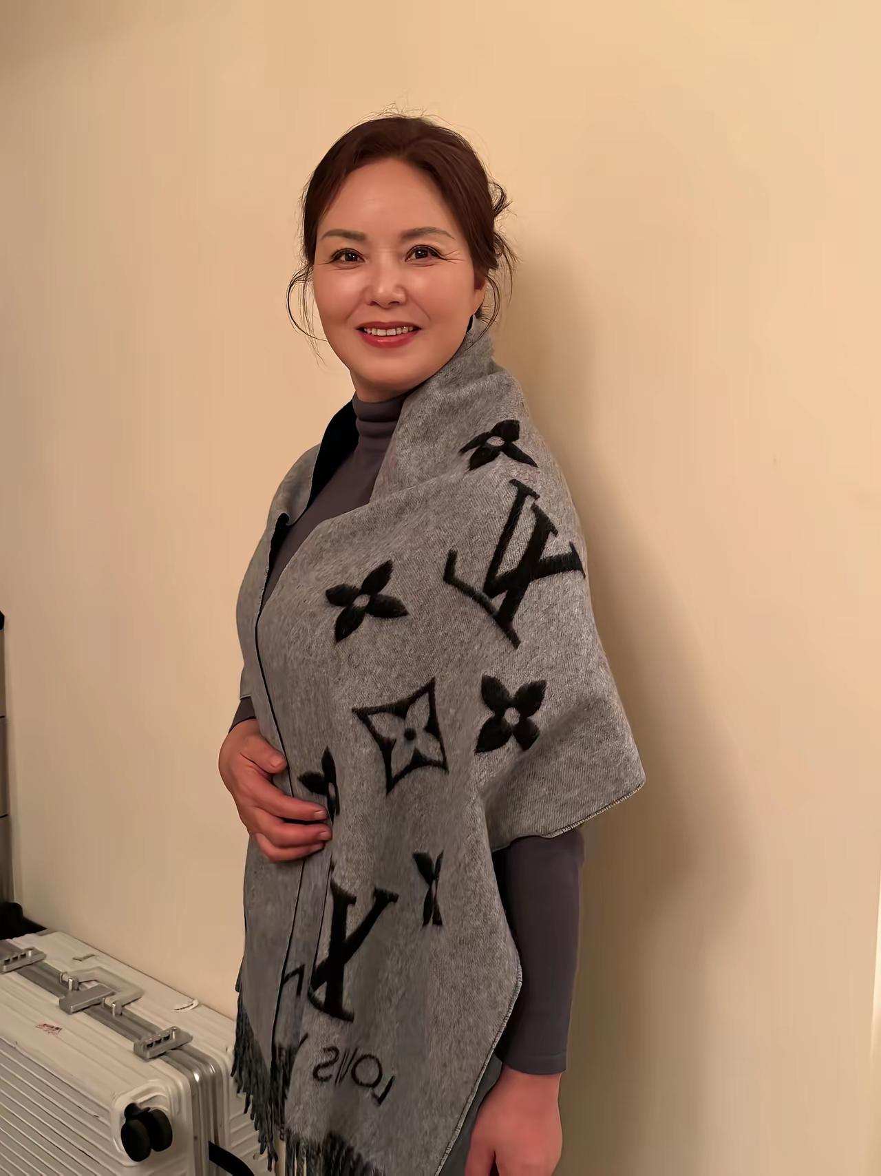 五十岁的时尚阿姨，现在九分直筒裤配裸色低跟鞋，显瘦效果立竿见影。短羽绒服配阔腿