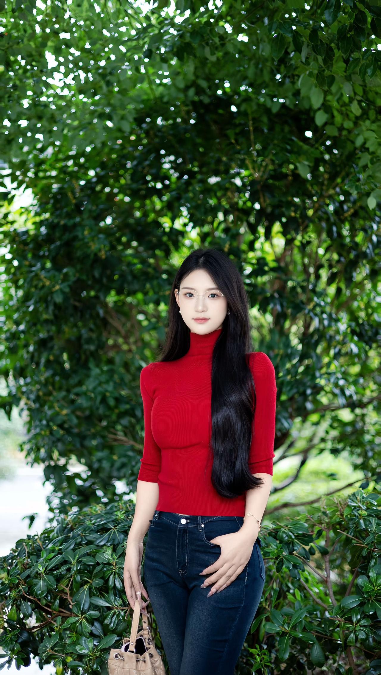 端庄大气的打扮但眼镜增加的不是书卷气而是妖气