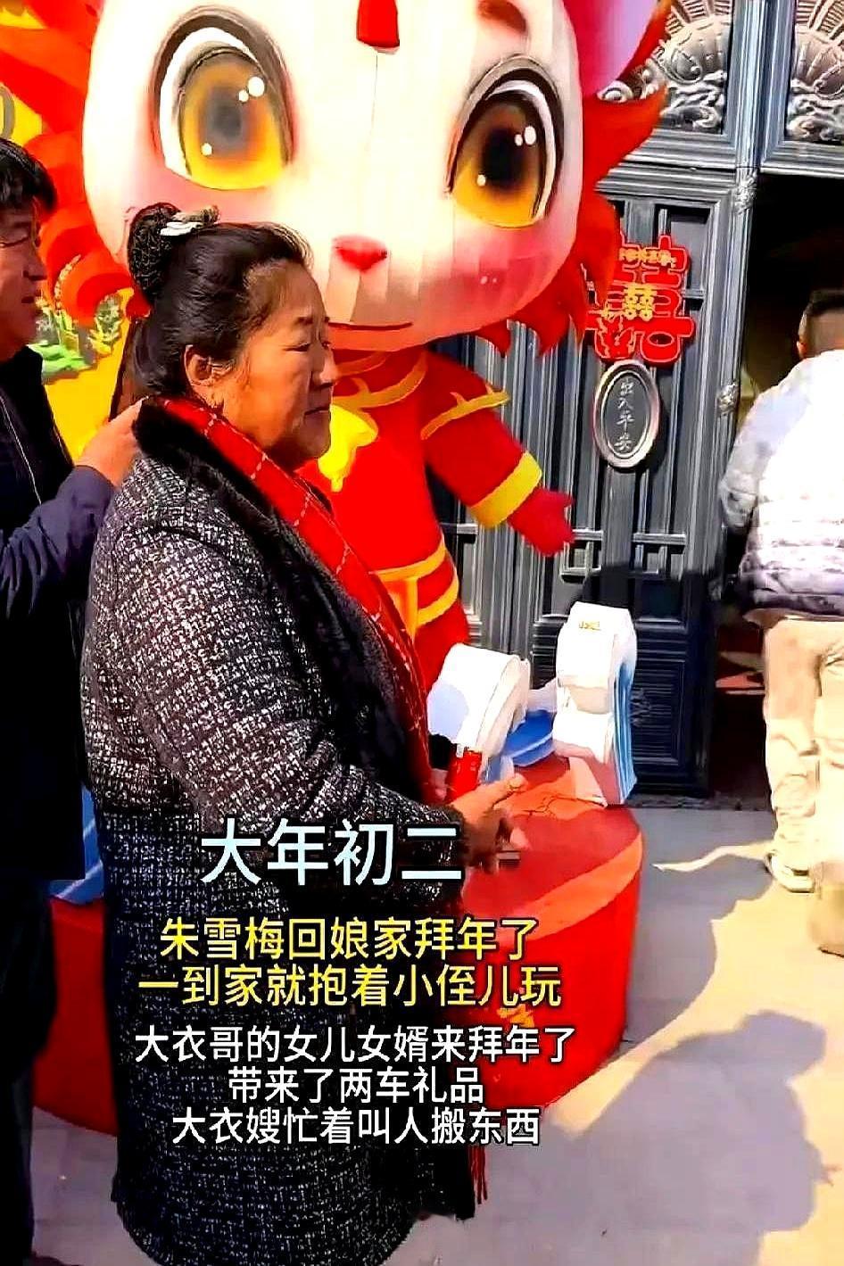 大衣哥新女婿回门，刚结婚5天就这么干，丈母娘搓着手，嘴都合不上了。两辆车后