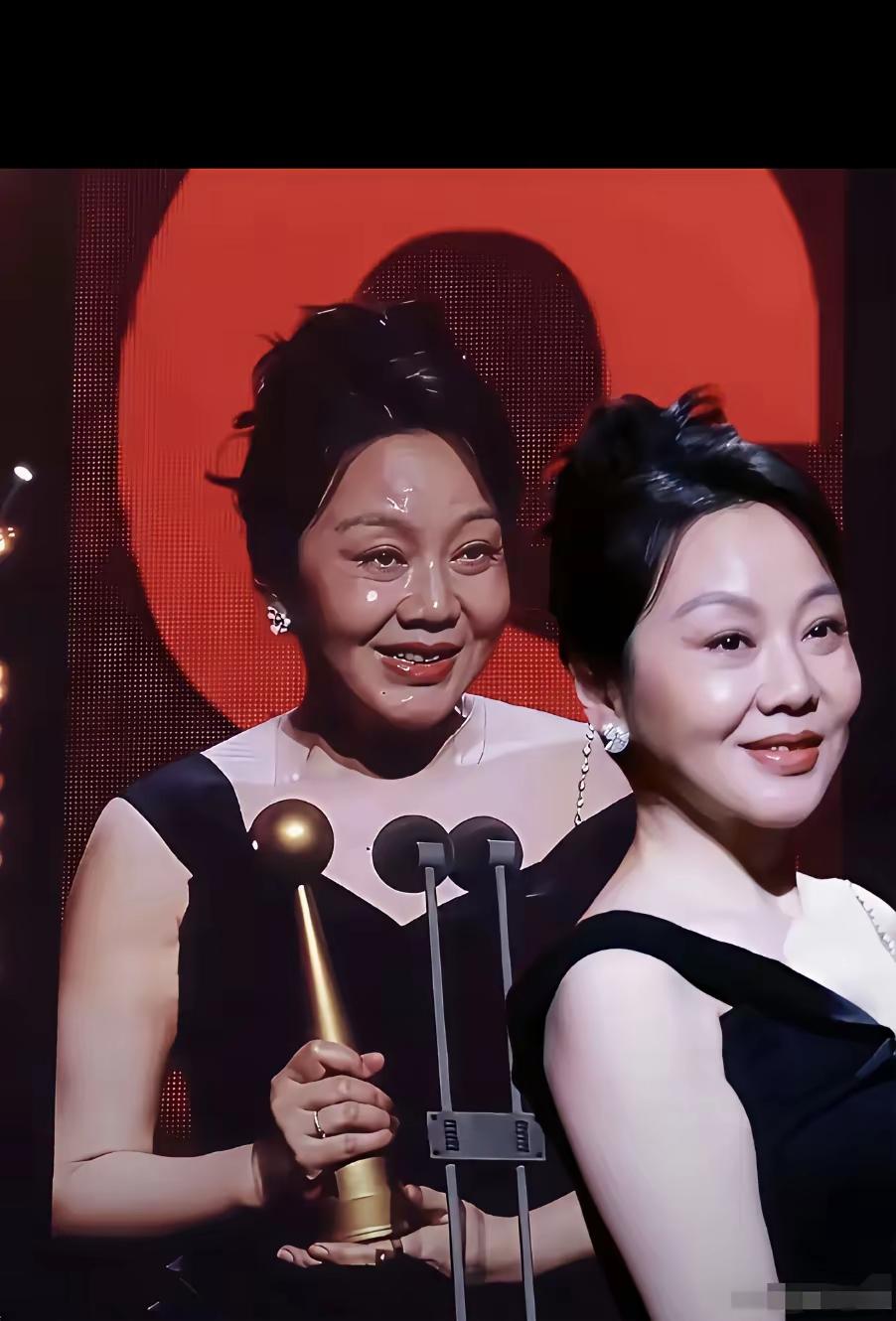 54岁的闫妮这脸看着有点吓人啊两边的苹果肌都要掉下来了这也是过度医美的后果