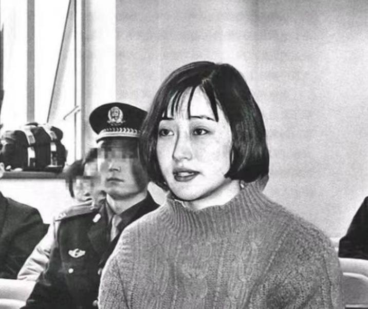 “不离婚娶我就杀了你。”2001年，北大美女空姐被富商欺骗成为小三，为了上位毒杀