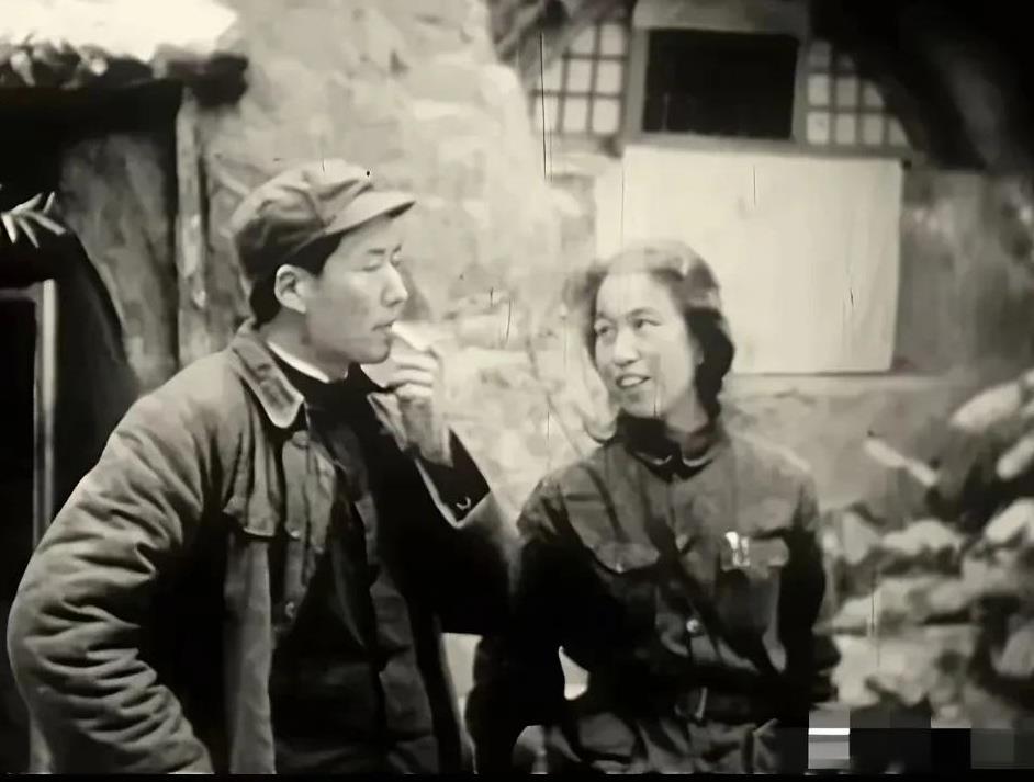 在陕北延安，毛主席所住的窑洞是那样简陋。那是厢房，阴暗且潮湿，阳光似乎都遗忘了这