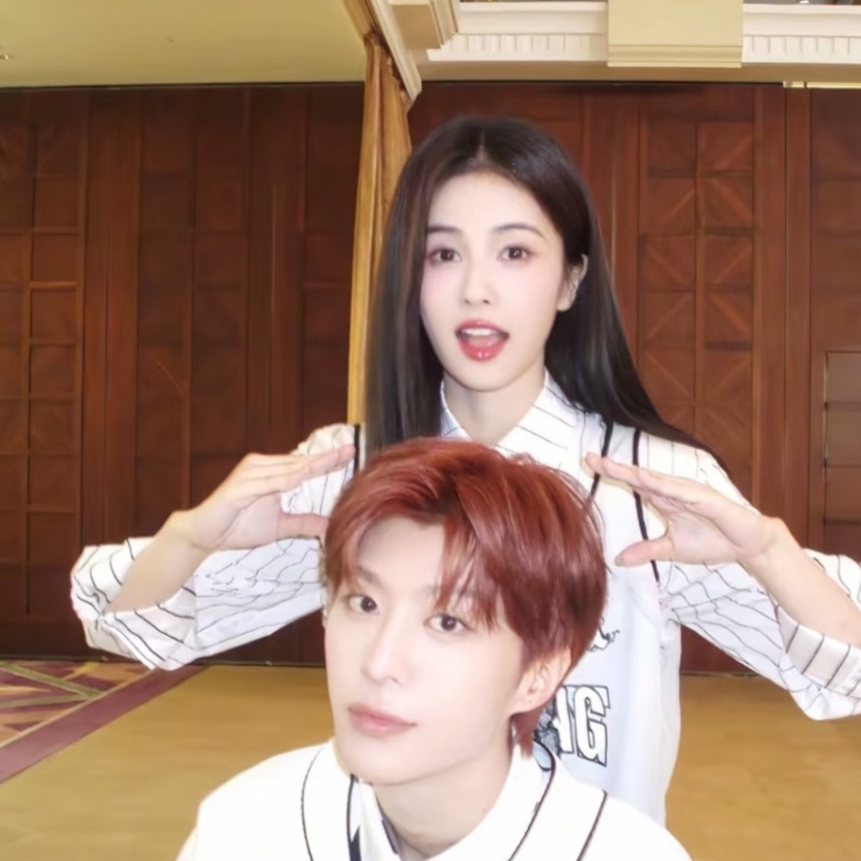 白鹿把范丞丞认成化妆师范丞丞你这一来一去真的把白鹿吓一跳，认成化妆师来整理头发[