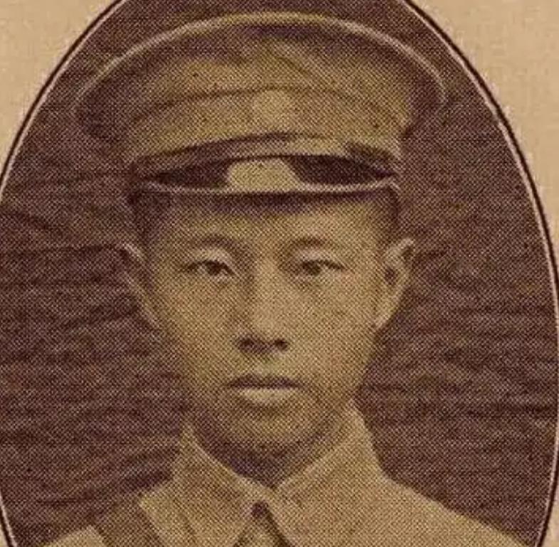 淮海战役中，国军军长熊绶春见大势已去，想向解放军投降，副军长谷炳奎大哭说：“这可