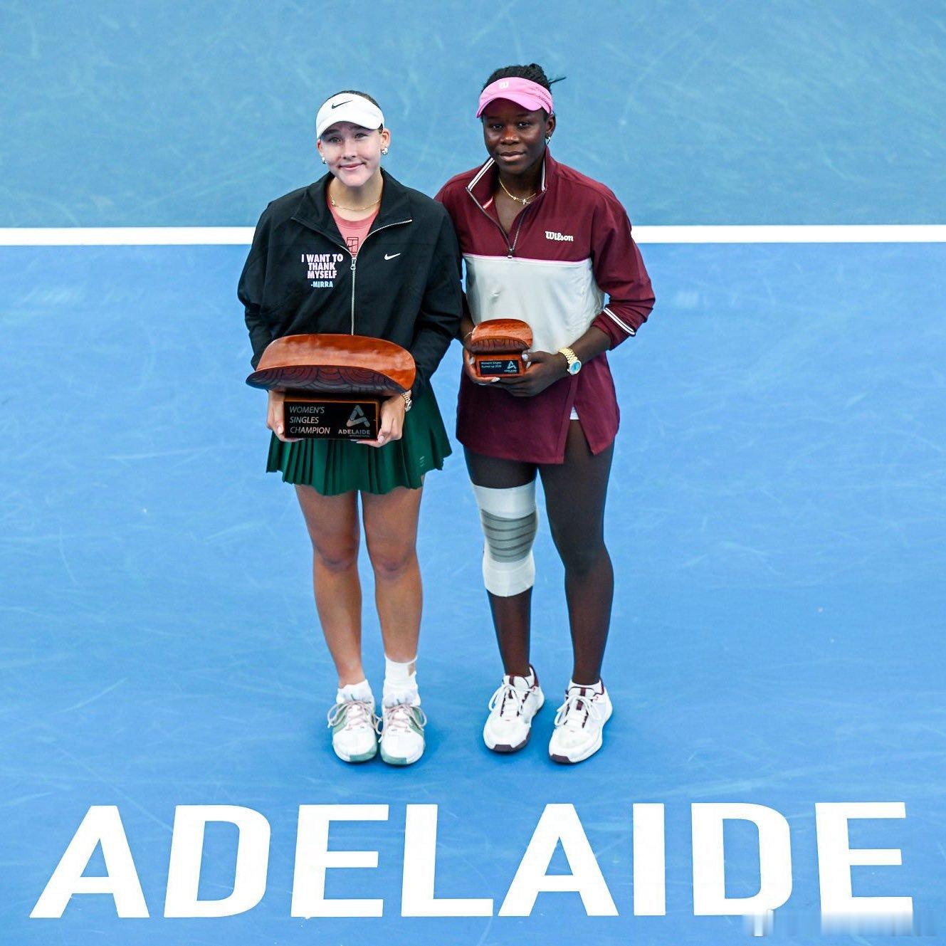 安德列娃衣服上这句话亮了“Iwanttothankmyself”（我想感