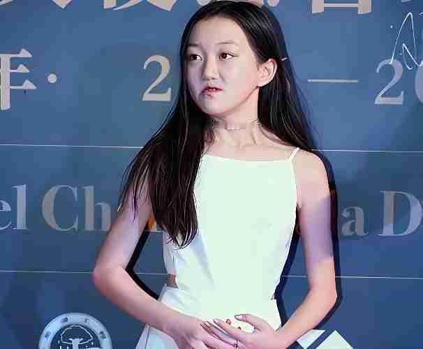 刷到李嫣最新的照片，突然愣了一下——这眉眼，这下颌线，和李亚鹏年轻时候的照片放在