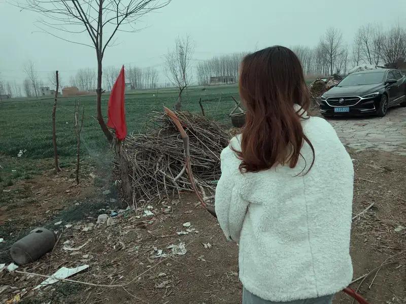 今天看到广西殉葬馆招工启事！天啊！这待遇也太好了！上班时间:08:30--1