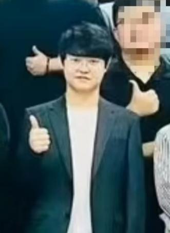 这是杀害赴韩领取毕业证女生的凶手照片，这名三十多岁男子神情凶狠，为中国朝鲜族，已