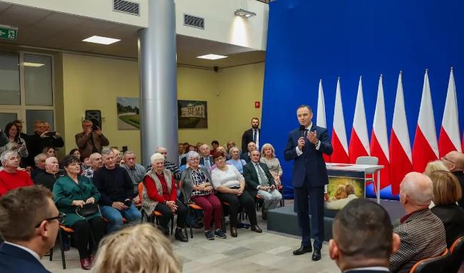 过几天伊拉克大选要开了，但没想到的是最该盯的不是候选官员，是个快80岁的老头马苏