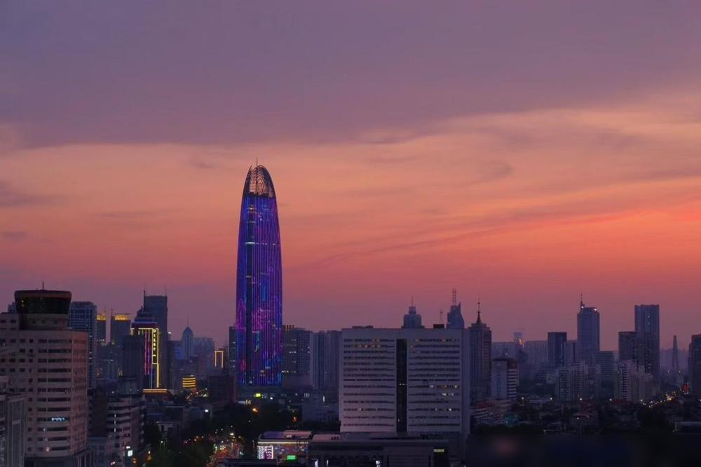 一个朋友是大医院肝胆外科的专家，他父亲得了肝癌，他却没有走医院的那一套流程，保守