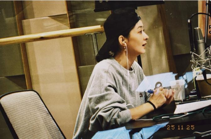 赵丽颖下半年隐身也很忙这次的《造城者》又是自己配音，需要配一段时间，期间尚品宅