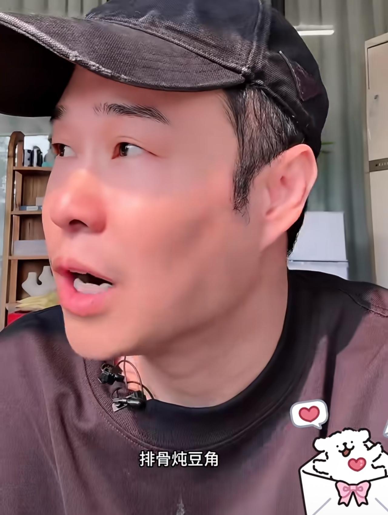 小沈阳直播分享炖排骨被抢光，少年宫的孩子们太能吃了。小沈阳直播聊起《披荆斩棘》